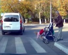 Недбалість дідуся ледь не згубила дитину (відео)