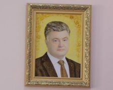 Янтарный портрет Порошенко в кабинете начальника УМВД Волыни (фото)