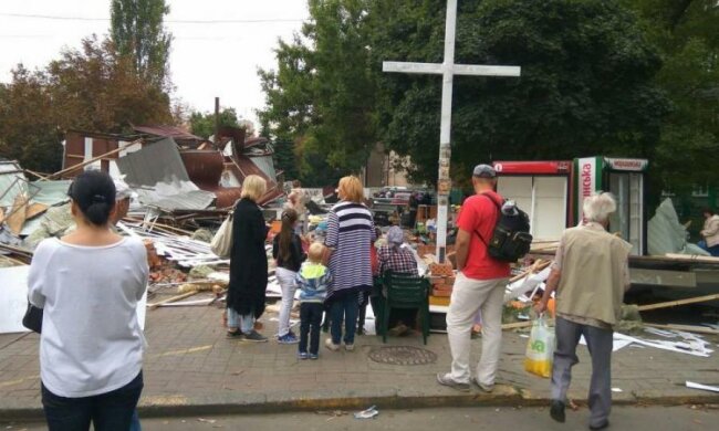 В Украине официально запретили МАФы и рекламу на тротуарах