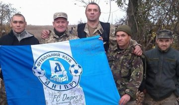 Зозуля подарував воїнам АТО прапор "Дніпра" з автографами