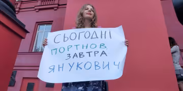 "Вон, Портнов!": тысячи людей объединились на сидячем протесте в Киеве, первые кадры