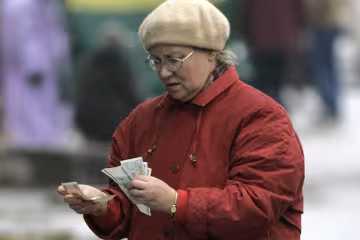 Вінницьких пенсіонерів обібрали в банку, цинізм вражає: змушували жертв "дякувати"