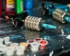 Батько розрізняє синів лише через татуювання