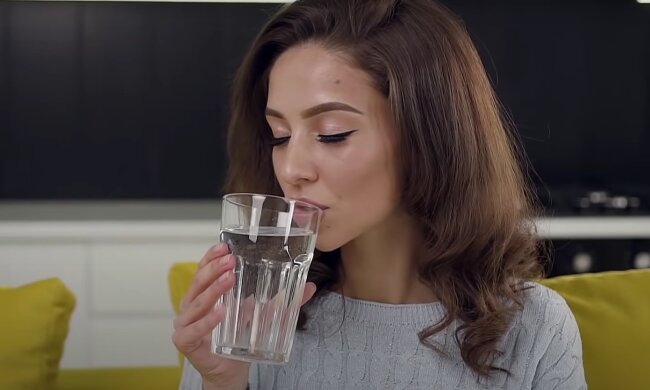 Вред минеральной воды. Фото: скрин youtube