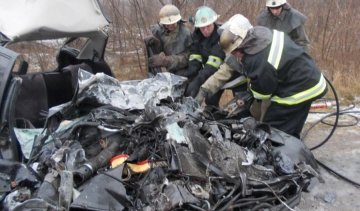 Фура знищила легковик з пасажирами на Запоріжжі