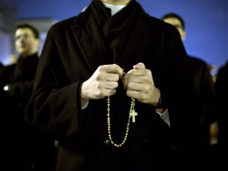 Священики, фото з вільних джерел