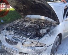 Відсвяткували покупку: п'яний водій спалив нову Mazda в Києві (ФОТО)