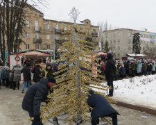 Дети Донбасса поставили рекорд: возле линии фронта установлена уникальная елка