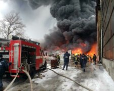 У Києві пожежа охопила будівлю податкової та прокуратури, - з вогняної пастки рятувалися через вікно