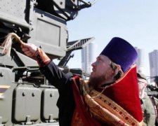 Стрелять не задумываясь: "Миротворец" призывает уничтожать священников