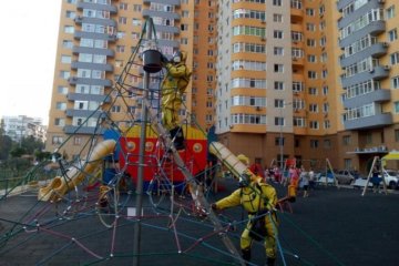 Агресивні комахи тероризують Москву: постраждали десятки дітей