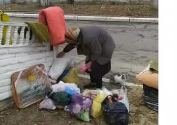 Пенсионерка вынуждена побираться на мусорке и спать на улице: расплакалась когда ей подарили носки