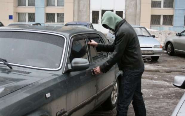 Два киевлянина пытались украсть из машины судью