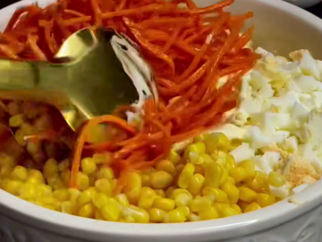 Салат с копченым сыром и морковкой по-корейски, кадр из видео