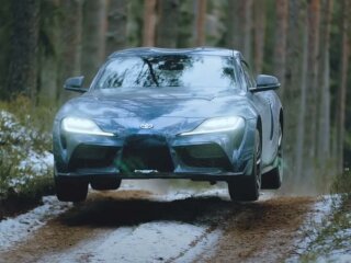 2020 Toyota Supra в лесу, скриншот