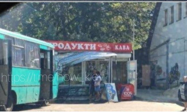 Під Києвом некерована маршрутка влетіла в магазин з покупцями - "Відключився за кермом"