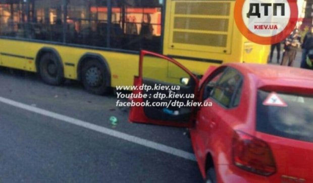 У Києві недосвідчений водій "влетів" у автобус (фото)