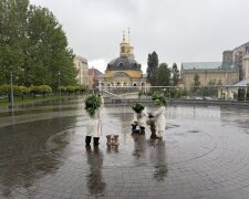 Скульптури Кия, Щека, Хорива та Либеді у трипільському вбранні на Поштовій площі