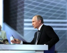 Навальний стережись: Пряму лінію Путіна призначили на тлі мітингів