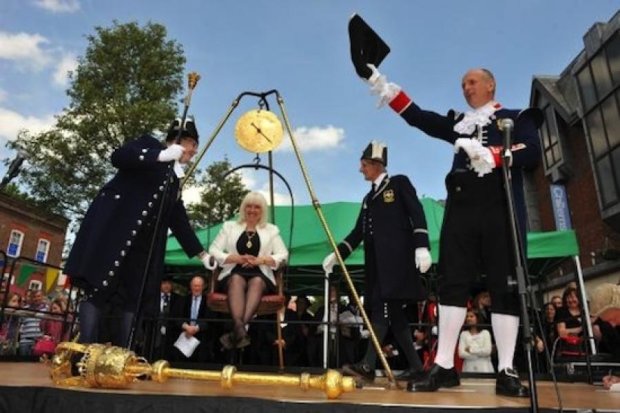 Жители города Славута предлагают взвешивать мэра ежегодно