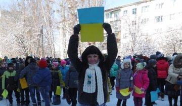 Рекорд: лисичанські школярі створили “живий” стяг (фото)