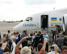 Україна зустріла своїх героїв: сльози, радість, обійми