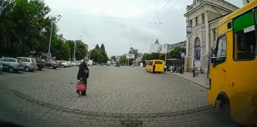 У Франківську маршрутник ледь не збив людей, жадібно рахуючи гроші