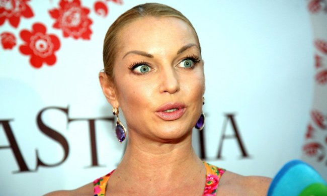 Обкуреная Волочкова спряталась под плед: остались только сметана и кальян