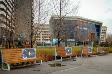 У Києві встановили лавочки з екранами / фото: Telegram