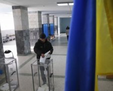 У Миколаєві члени виборчої комісії розірвали фальшиві бюлетні