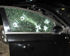 Невідомі обстріляли автомобіль у Львові