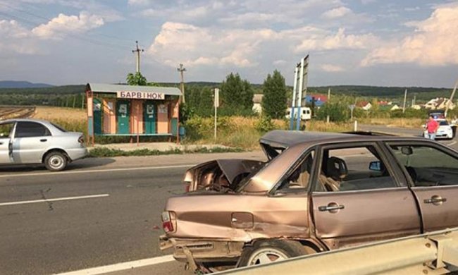 Аварія під Ужгородом: мікроавтобус Mersedes протаранив Audi (фото)