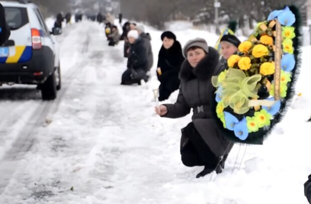 Українці попрощалися з воїном ЗСУ, вставши на одне коліно біля дороги: його запам'ятає вся країна