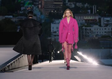 Показ Versace Fall Winter 2023, кадр из видео