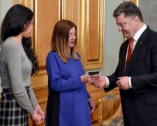 Порошенко оставил без украинского гражданства тысячи человек