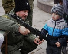 В Крыму оккупанты пугали детей оружием на глазах матерей: фото