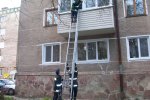Рятували усім Львовом: малюк застряг на даху і дрижав від страху, рахунок ішов на секунди, - кадри другого народження