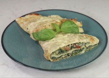 Млинці зі шпинатом під соусом бешамель: фото скрін Ютуб