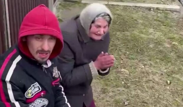 Бабушка благодарит за освобождение от оккупантов. Фото: Telegram