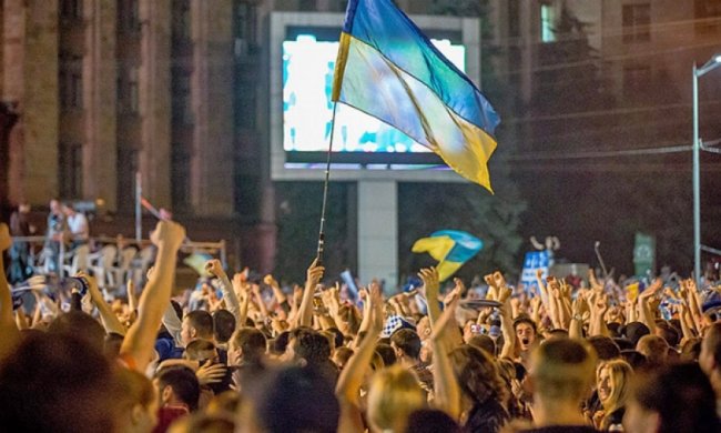 Як тисячі українців вболівали за "Дніпро" (фото)