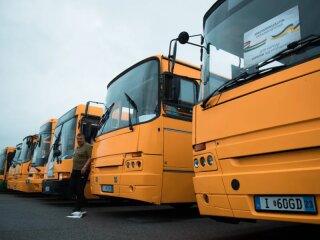 Автобусы, транспорт / фото: Официальный портал Верховной Рады Украины