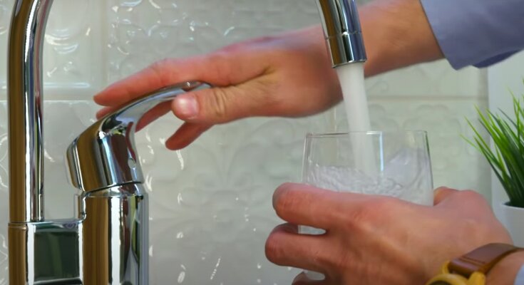 Вода з крану. Фото: скрін youtube