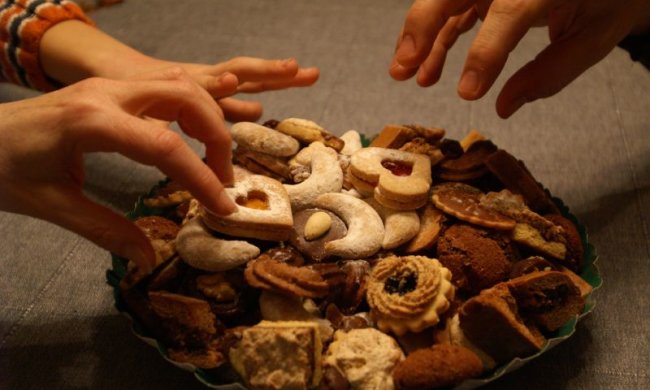 Девушка засунула в рот слишком много печенья и умерла