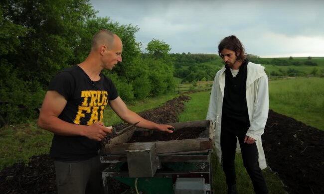 Владимир Дантес копался в навозе и червяках, пока Надя Дорофеева сидела в кресле "Голоса": один сантиметр - на 300 лет