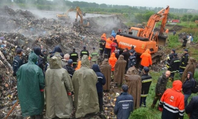 На Львовщине спасатели возобновили поиски пропавшего под мусором коммунальщика на Грибовичской полигоне