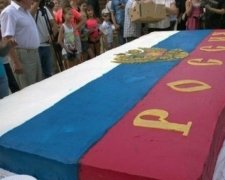 Поспішали як могли: російські чиновники забрали торт у сиріт (ФОТО)