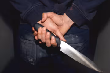 Українку пошматували ножем просто на вулиці: нелюда добре знала, медики роблять все можливе