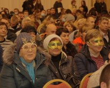 Натовпи пенсіонерів і карнавальні маски: в Дніпрі зустріч партії УКРОП перетворилася на фарс