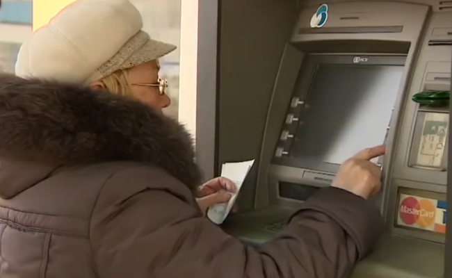 Отримання виплат. Фото: скрін youtube
