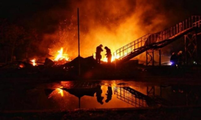 Спасатели не справляются: крупный пожар охватил Славянск